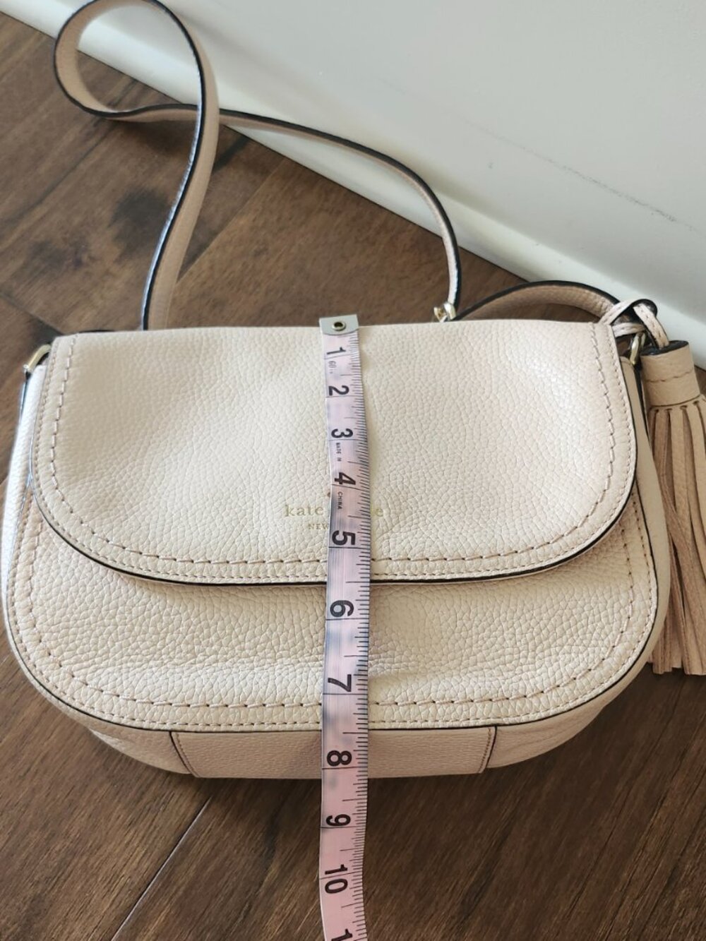 Kate Spade New York Pebbled Leather Crossbody Bag Tassel Beige Saddle Purse - Picture 14 of 16